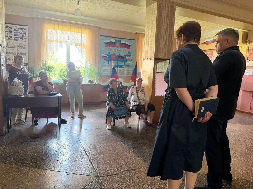 Сегодня, 8 июля, заместитель главы Администрации городского округа Макеевка Ирина Лях провела встречу с жителями Кировского района на подведомственной территории Государственного бюджетного общеобразовательного учреждения... Сегодня, 8 июля, заместитель главы Администрации городского округа Макеевка Ирина Лях провела встречу с жителями Кировского района на подведомственной территории Государственного бюджетного общеобразовательного учреждения...