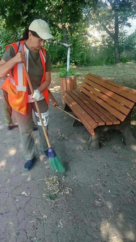 Коммунальщики Снежного продолжают благоустраивать территории общего пользования Коммунальщики Снежного продолжают благоустраивать территории общего пользования