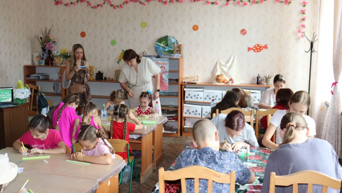 В уютном кабинете изостудии «Акварель» Муниципального бюджетного учреждения «Городской дворец культуры им. В. Г. Кирсановой», Дворец культуры «ЯКХЗ», прошёл тёплый и душевный праздник, посвящённый Дню семьи, любви и верности В уютном кабинете изостудии «Акварель» Муниципального бюджетного учреждения «Городской дворец культуры им. В. Г. Кирсановой», Дворец культуры «ЯКХЗ», прошёл тёплый и душевный праздник, посвящённый Дню семьи, любви и верности