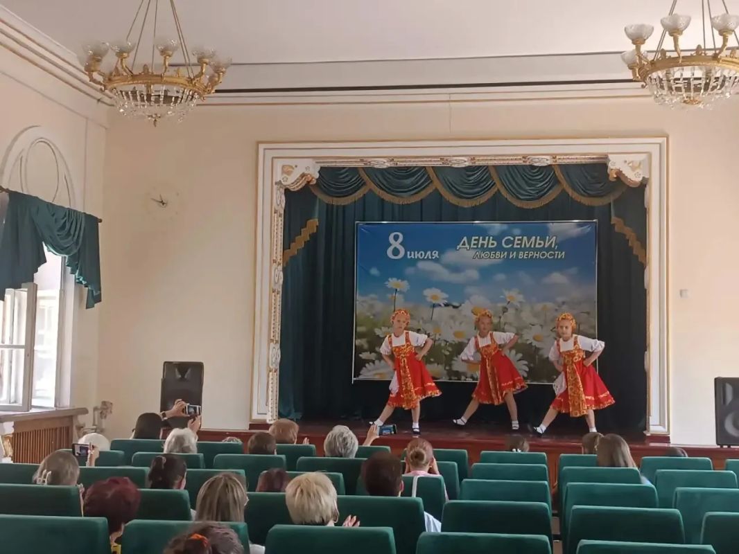 Сегодня, в Зугрэсском городском Дворце культуры, в рамках партийного проекта «Культура малой Родины», прошёл тематический концерт ко Дню семьи, любви и верности "Все вместе мы огромная семья" Сегодня, в Зугрэсском городском Дворце культуры, в рамках партийного проекта «Культура малой Родины», прошёл тематический концерт ко Дню семьи, любви и верности "Все вместе мы огромная семья"