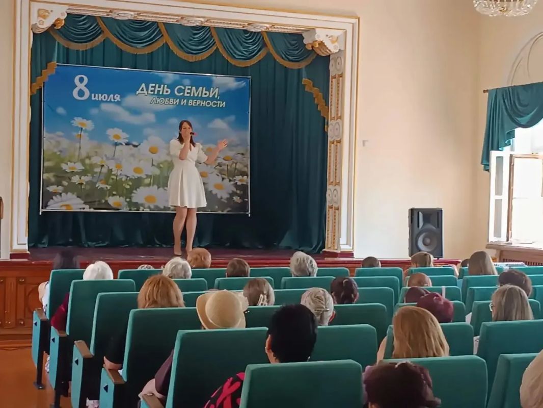 Сегодня, в Зугрэсском городском Дворце культуры, в рамках партийного проекта «Культура малой Родины», прошёл тематический концерт ко Дню семьи, любви и верности "Все вместе мы огромная семья" Сегодня, в Зугрэсском городском Дворце культуры, в рамках партийного проекта «Культура малой Родины», прошёл тематический концерт ко Дню семьи, любви и верности "Все вместе мы огромная семья"