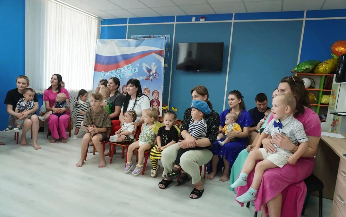 В День семьи, любви и верности в ГБДОУ "Володарский детский сад №1 "Солнышко" Володарского м.о." состоялось мероприятие «Ползунки наперегонки», объединившее самых юных жителей округа и их родителей В День семьи, любви и верности в ГБДОУ "Володарский детский сад №1 "Солнышко" Володарского м.о." состоялось мероприятие «Ползунки наперегонки», объединившее самых юных жителей округа и их родителей