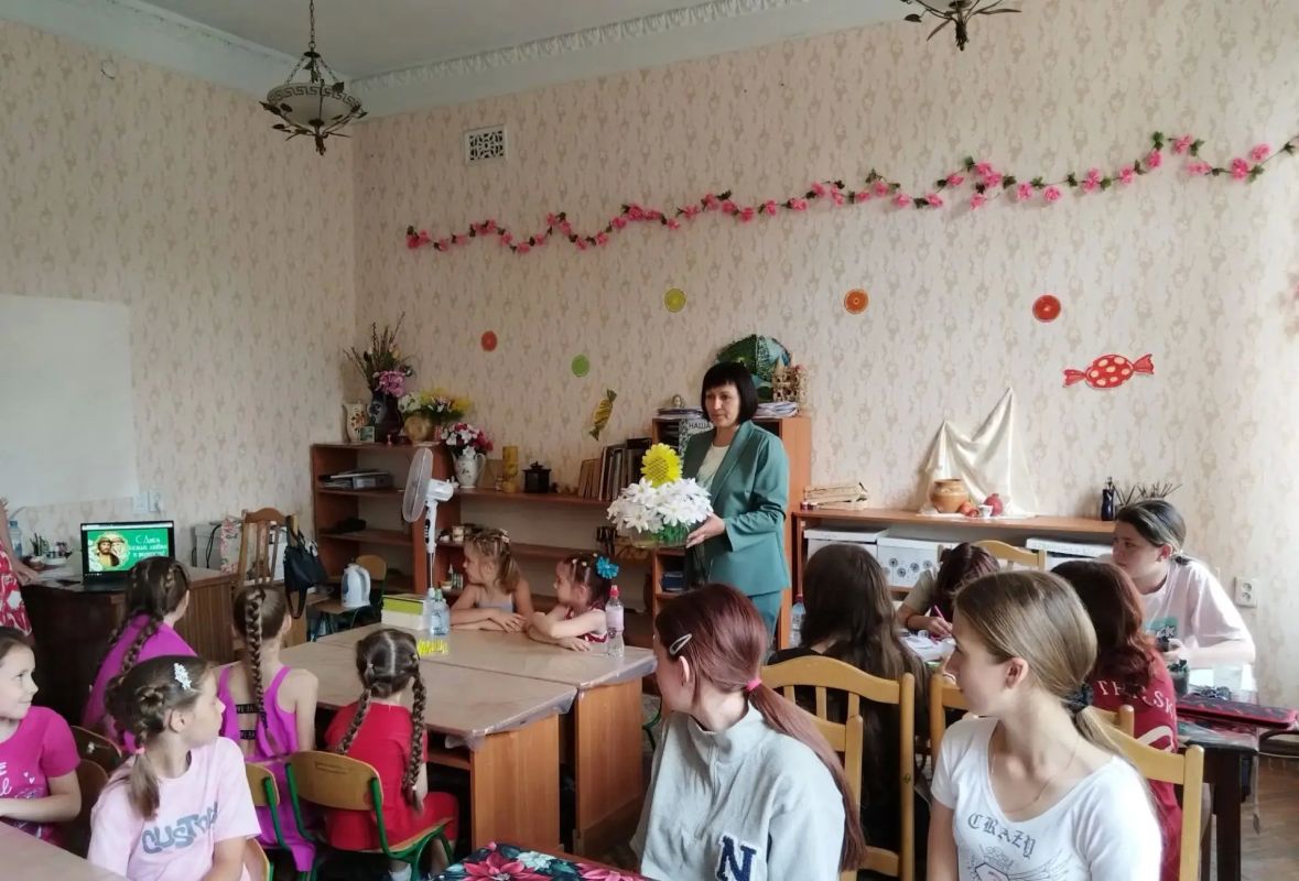 В уютном кабинете изостудии «Акварель» Муниципального бюджетного учреждения «Городской дворец культуры им. В. Г. Кирсановой», Дворец культуры «ЯКХЗ», прошёл тёплый и душевный праздник, посвящённый Дню семьи, любви и верности В уютном кабинете изостудии «Акварель» Муниципального бюджетного учреждения «Городской дворец культуры им. В. Г. Кирсановой», Дворец культуры «ЯКХЗ», прошёл тёплый и душевный праздник, посвящённый Дню семьи, любви и верности