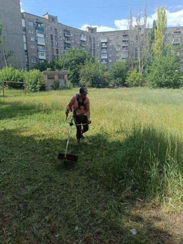 Кузбасс помогает благоустраивать горловские дворы Кузбасс помогает благоустраивать горловские дворы