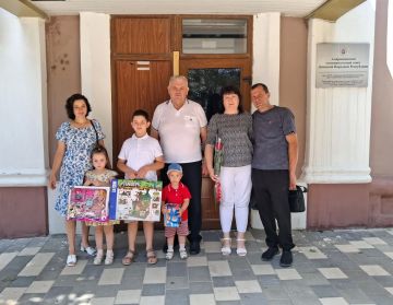 В День семьи, любви и верности председатель Амвросиевского муниципального совета Александр Алексеевич Шульга встретился с многодетными семьями нашего округа