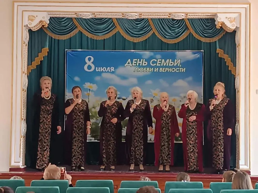 Сегодня, в Зугрэсском городском Дворце культуры, в рамках партийного проекта «Культура малой Родины», прошёл тематический концерт ко Дню семьи, любви и верности "Все вместе мы огромная семья" Сегодня, в Зугрэсском городском Дворце культуры, в рамках партийного проекта «Культура малой Родины», прошёл тематический концерт ко Дню семьи, любви и верности "Все вместе мы огромная семья"