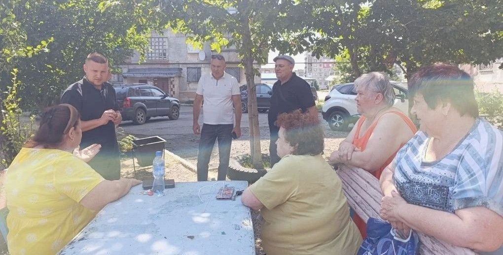 Замглавы администрации Снежного ответил на вопросы жителей улицы Советская Замглавы администрации Снежного ответил на вопросы жителей улицы Советская