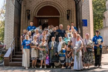 В Ясиноватой подарили ромашки девушкам в Храме