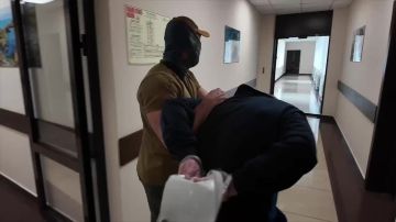 Двух россиян задержали в Крыму за сбор для украинских спецслужб данных о частях МО РФ в зоне СВО, расположении ПВО в Крыму и фиксирование последствия воздушных ударов Украины, сообщили в ЦОС ФСБ России