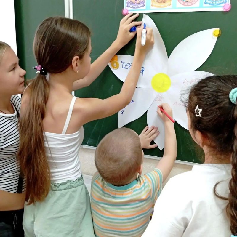 Увлекательно и по-семейному уютно отметили День семьи, любви и верности ребята, отдыхающие на пришкольной площадке «Радуга»