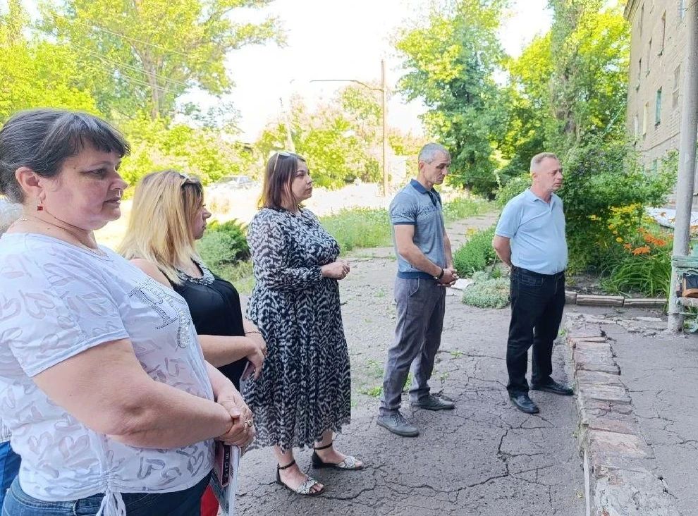Сегодня в общежитии города Енакиево совместно с первым заместителем Олегом Берзения и управляющим делами администрации Ольгой Гутник провели встречу с эвакуированными гражданами Краснолиманщины Сегодня в общежитии города Енакиево совместно с первым заместителем Олегом Берзения и управляющим делами администрации Ольгой Гутник провели встречу с эвакуированными гражданами Краснолиманщины