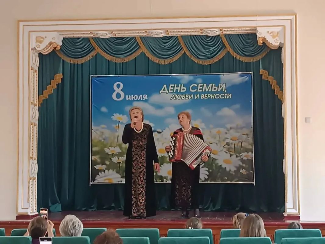 Сегодня, в Зугрэсском городском Дворце культуры, в рамках партийного проекта «Культура малой Родины», прошёл тематический концерт ко Дню семьи, любви и верности "Все вместе мы огромная семья" Сегодня, в Зугрэсском городском Дворце культуры, в рамках партийного проекта «Культура малой Родины», прошёл тематический концерт ко Дню семьи, любви и верности "Все вместе мы огромная семья"