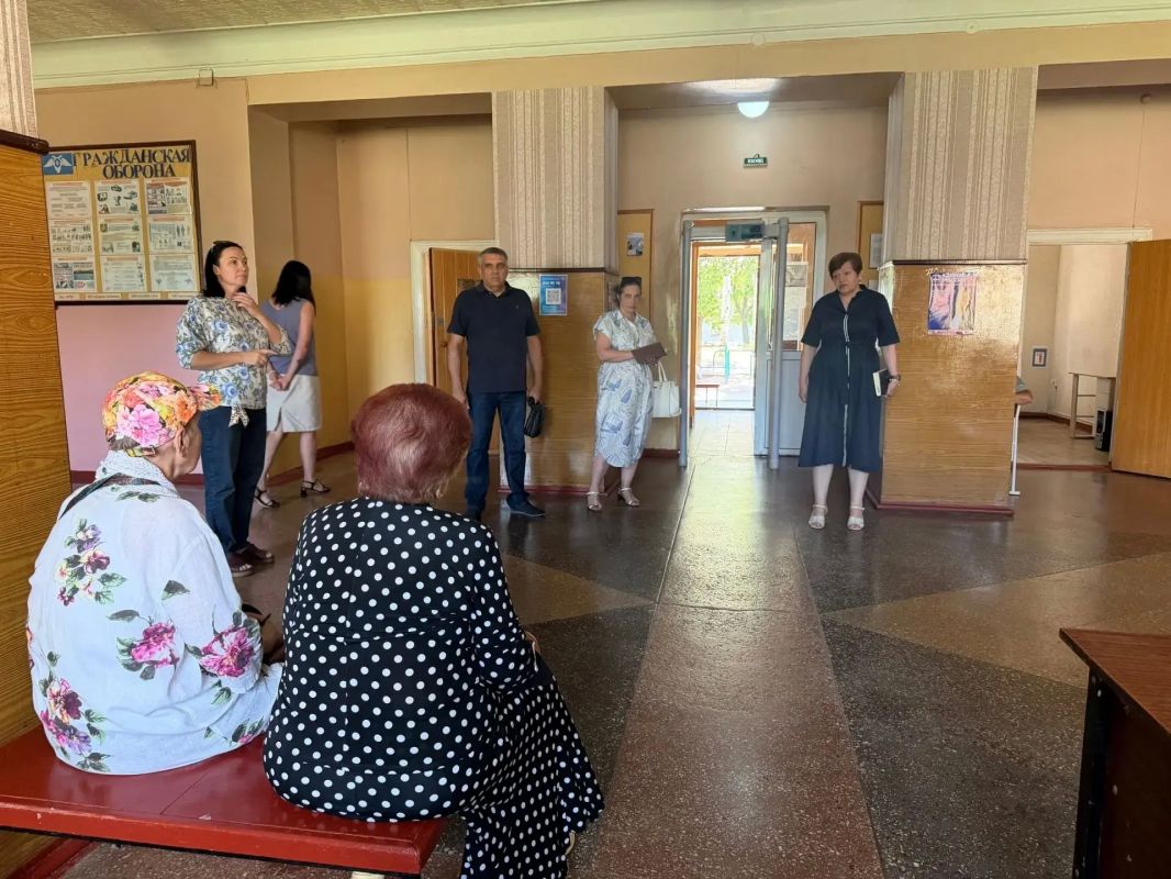 Сегодня, 8 июля, заместитель главы Администрации городского округа Макеевка Ирина Лях провела встречу с жителями Кировского района на подведомственной территории Государственного бюджетного общеобразовательного учреждения... Сегодня, 8 июля, заместитель главы Администрации городского округа Макеевка Ирина Лях провела встречу с жителями Кировского района на подведомственной территории Государственного бюджетного общеобразовательного учреждения...