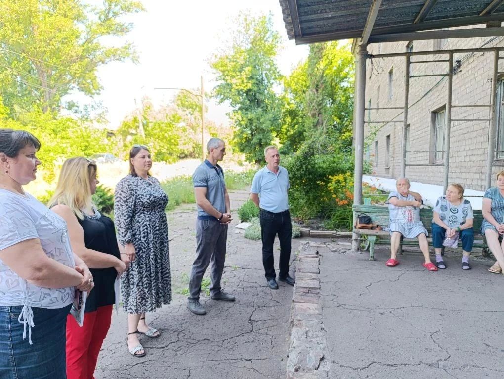 Сегодня в общежитии города Енакиево совместно с первым заместителем Олегом Берзения и управляющим делами администрации Ольгой Гутник провели встречу с эвакуированными гражданами Краснолиманщины