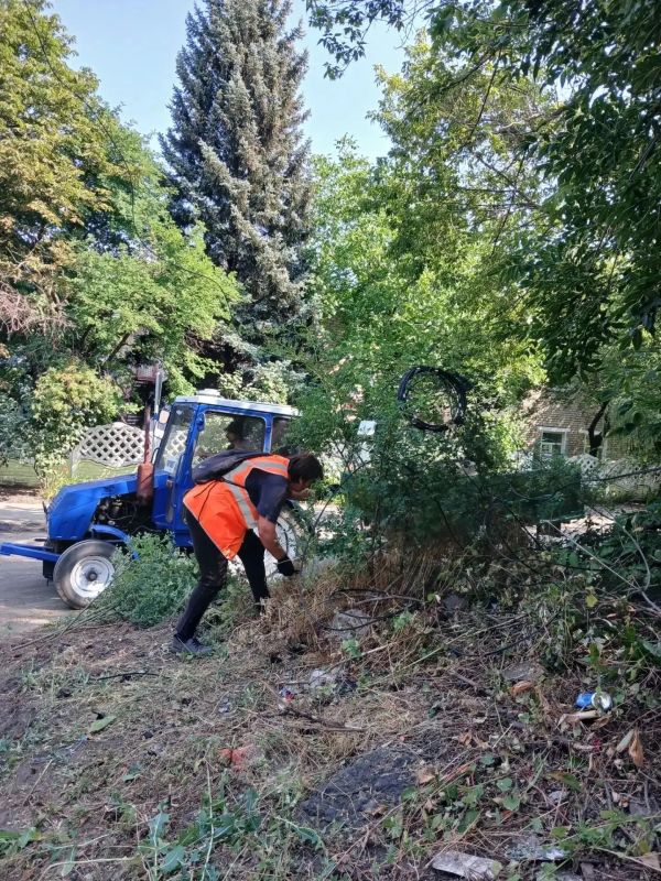 Коммунальщики Снежного продолжают благоустраивать территории общего пользования Коммунальщики Снежного продолжают благоустраивать территории общего пользования