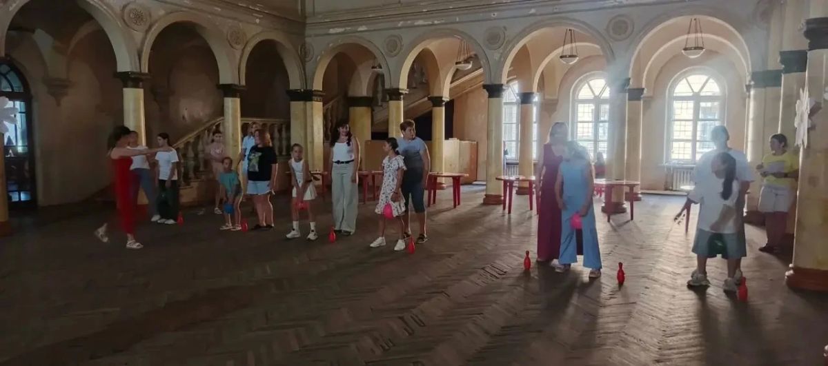Сегодня, в Зугрэсском городском Дворце культуры прошла яркая, игровая, конкурсная программа, посвящённая Дню семьи, любви и верности: "Весёлая семейка" Сегодня, в Зугрэсском городском Дворце культуры прошла яркая, игровая, конкурсная программа, посвящённая Дню семьи, любви и верности: "Весёлая семейка"