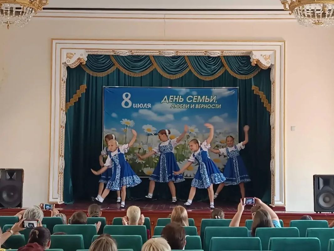 Сегодня, в Зугрэсском городском Дворце культуры, в рамках партийного проекта «Культура малой Родины», прошёл тематический концерт ко Дню семьи, любви и верности "Все вместе мы огромная семья" Сегодня, в Зугрэсском городском Дворце культуры, в рамках партийного проекта «Культура малой Родины», прошёл тематический концерт ко Дню семьи, любви и верности "Все вместе мы огромная семья"