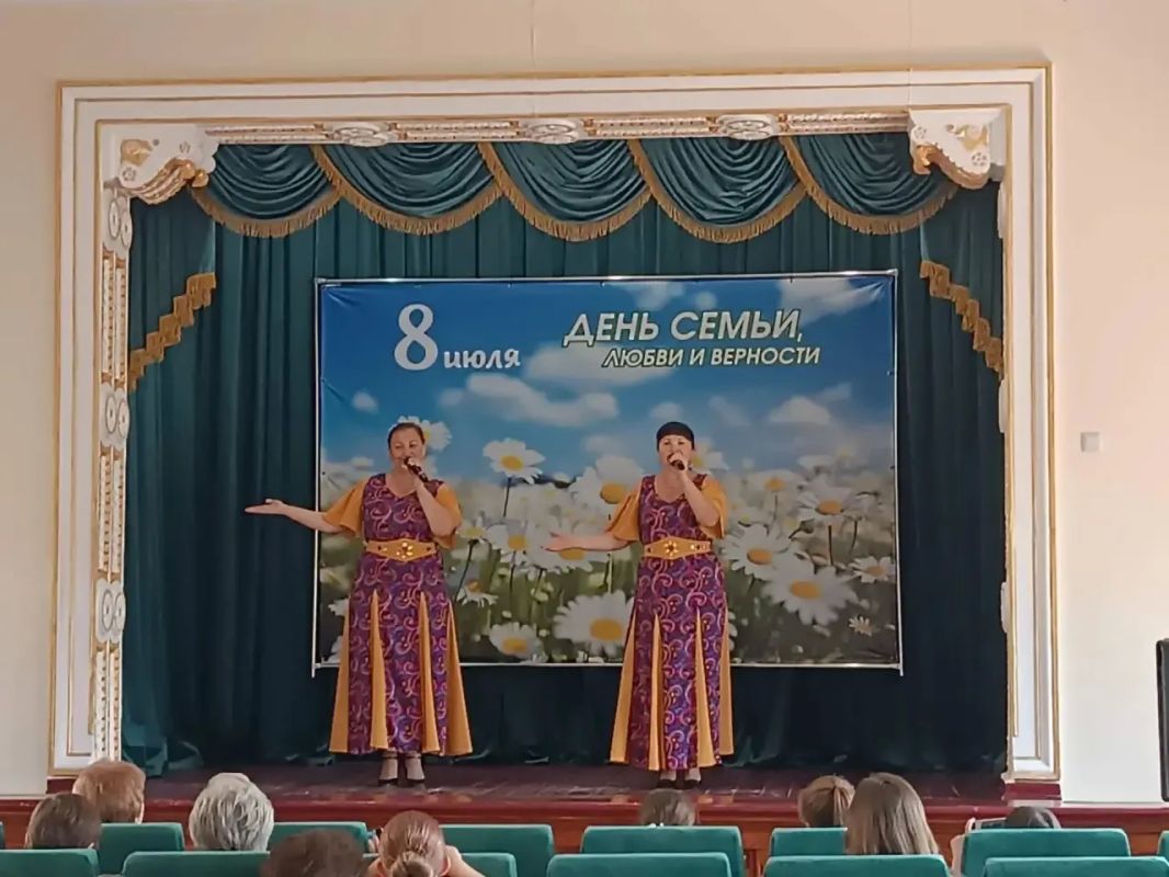 Сегодня, в Зугрэсском городском Дворце культуры, в рамках партийного проекта «Культура малой Родины», прошёл тематический концерт ко Дню семьи, любви и верности "Все вместе мы огромная семья" Сегодня, в Зугрэсском городском Дворце культуры, в рамках партийного проекта «Культура малой Родины», прошёл тематический концерт ко Дню семьи, любви и верности "Все вместе мы огромная семья"