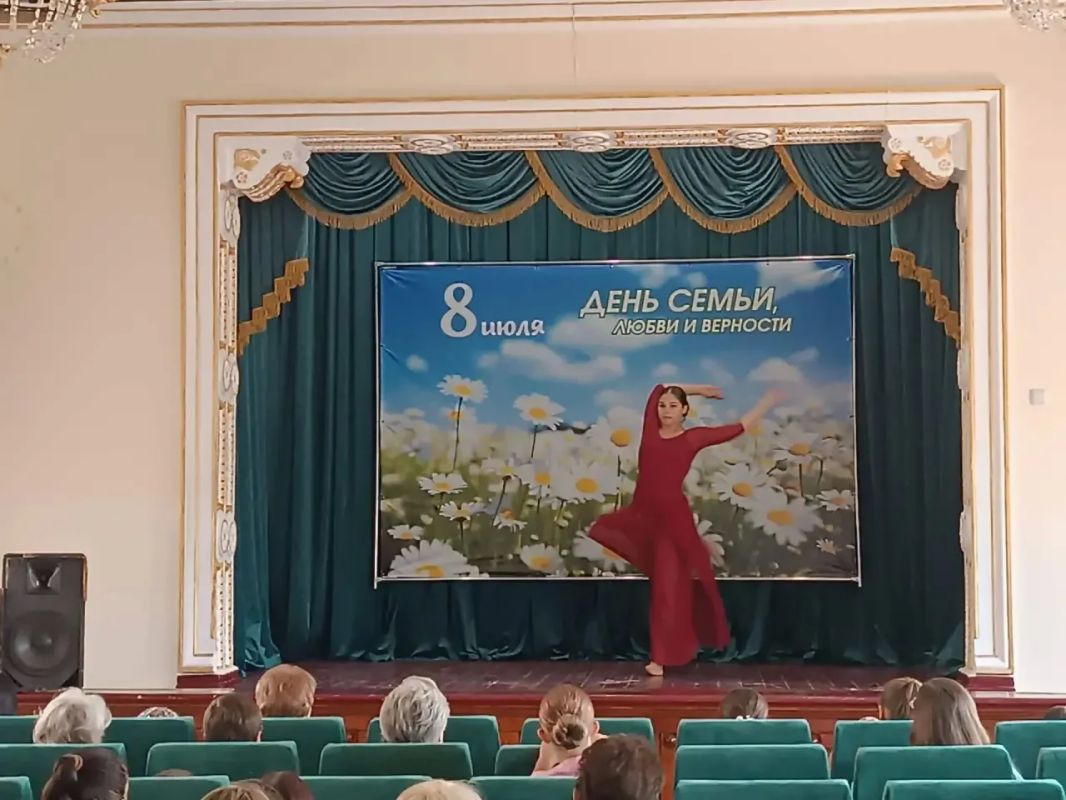 Сегодня, в Зугрэсском городском Дворце культуры, в рамках партийного проекта «Культура малой Родины», прошёл тематический концерт ко Дню семьи, любви и верности "Все вместе мы огромная семья" Сегодня, в Зугрэсском городском Дворце культуры, в рамках партийного проекта «Культура малой Родины», прошёл тематический концерт ко Дню семьи, любви и верности "Все вместе мы огромная семья"