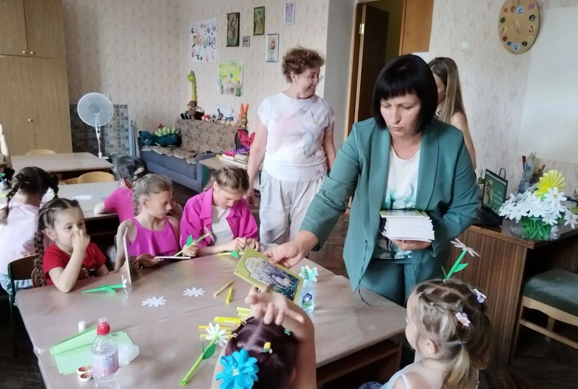 В уютном кабинете изостудии «Акварель» Муниципального бюджетного учреждения «Городской дворец культуры им. В. Г. Кирсановой», Дворец культуры «ЯКХЗ», прошёл тёплый и душевный праздник, посвящённый Дню семьи, любви и верности В уютном кабинете изостудии «Акварель» Муниципального бюджетного учреждения «Городской дворец культуры им. В. Г. Кирсановой», Дворец культуры «ЯКХЗ», прошёл тёплый и душевный праздник, посвящённый Дню семьи, любви и верности