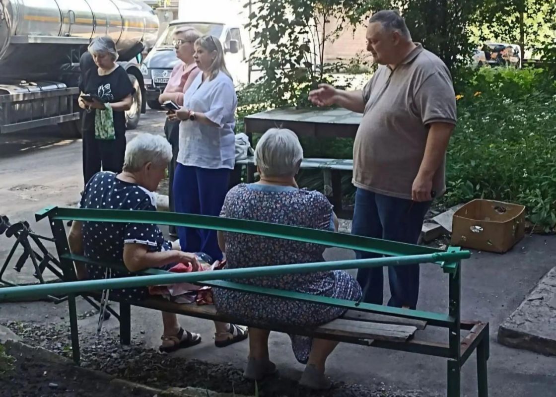 Иван Адамец: В рамках проекта «Управдом» заместитель руководителя районной Управы Алексей Шлапак совместно с представителями Единого регионального фонда по обслуживанию многоквартирных домов провёл встречу с жителями дома №... Иван Адамец: В рамках проекта «Управдом» заместитель руководителя районной Управы Алексей Шлапак совместно с представителями Единого регионального фонда по обслуживанию многоквартирных домов провёл встречу с жителями дома №...