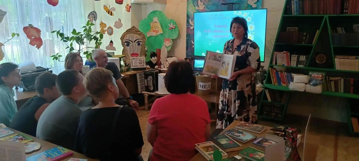 В День семьи, любви и верности библиотека Ясиноватой гостеприимно распахнула свои двери для земляков: открылась праздничная литературно-музыкальная гостиная «Семья – великое богатство»
