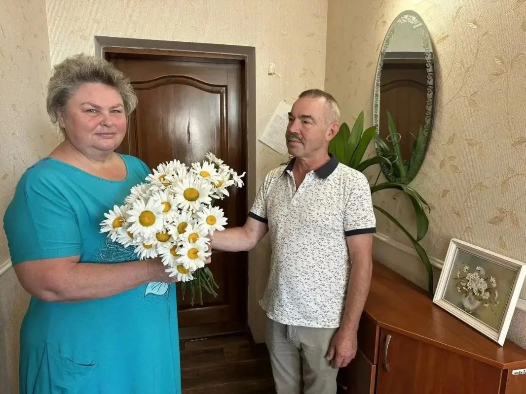 ПОДАРИ РОМАШКУ — СИМВОЛ ЛЮБВИ И ВЕРНОСТИ ПОДАРИ РОМАШКУ — СИМВОЛ ЛЮБВИ И ВЕРНОСТИ