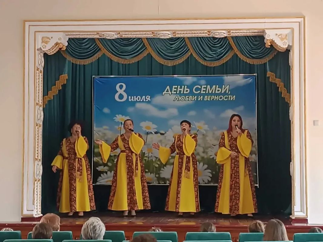 Сегодня, в Зугрэсском городском Дворце культуры, в рамках партийного проекта «Культура малой Родины», прошёл тематический концерт ко Дню семьи, любви и верности "Все вместе мы огромная семья" Сегодня, в Зугрэсском городском Дворце культуры, в рамках партийного проекта «Культура малой Родины», прошёл тематический концерт ко Дню семьи, любви и верности "Все вместе мы огромная семья"