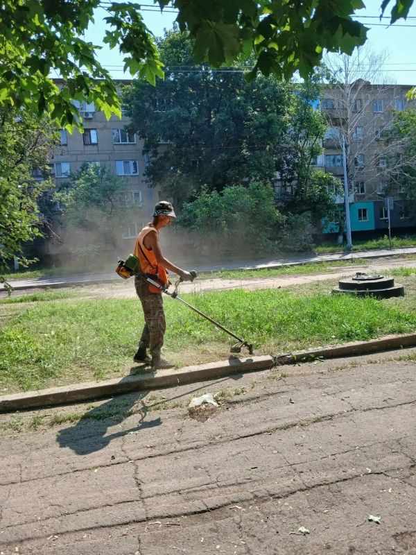 Коммунальщики Снежного продолжают благоустраивать территории общего пользования Коммунальщики Снежного продолжают благоустраивать территории общего пользования