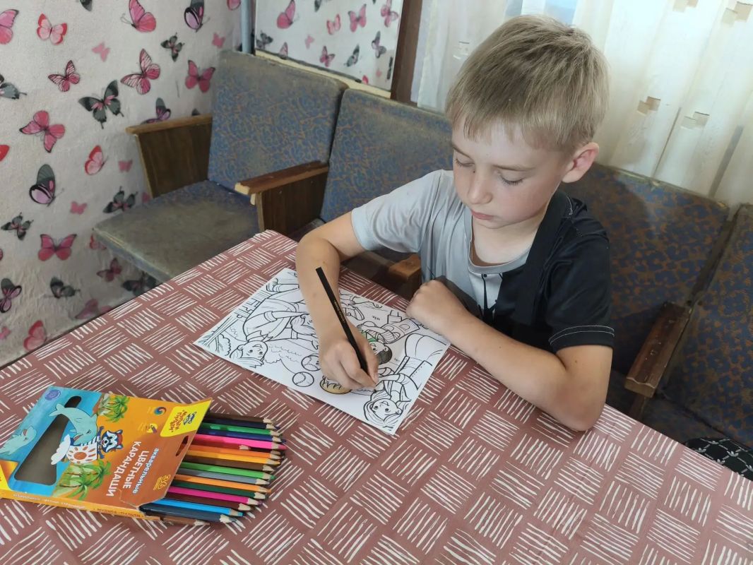 Теплые краски семейного счастья: в Коммунаровке прошел час рисования Теплые краски семейного счастья: в Коммунаровке прошел час рисования