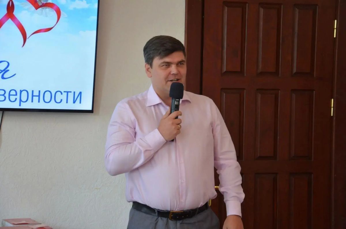 «ВСЁ НАЧИНАЕТСЯ С СЕМЬИ». В малом зале администрации городского округа Торез состоялось торжественное мероприятие «Всё начинается с семьи», приуроченное ко Дню семьи, любви и верности