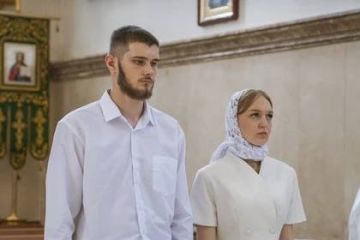Молодая пара дружинников из ДНР приняла таинство крещения в День семьи, любви и верности