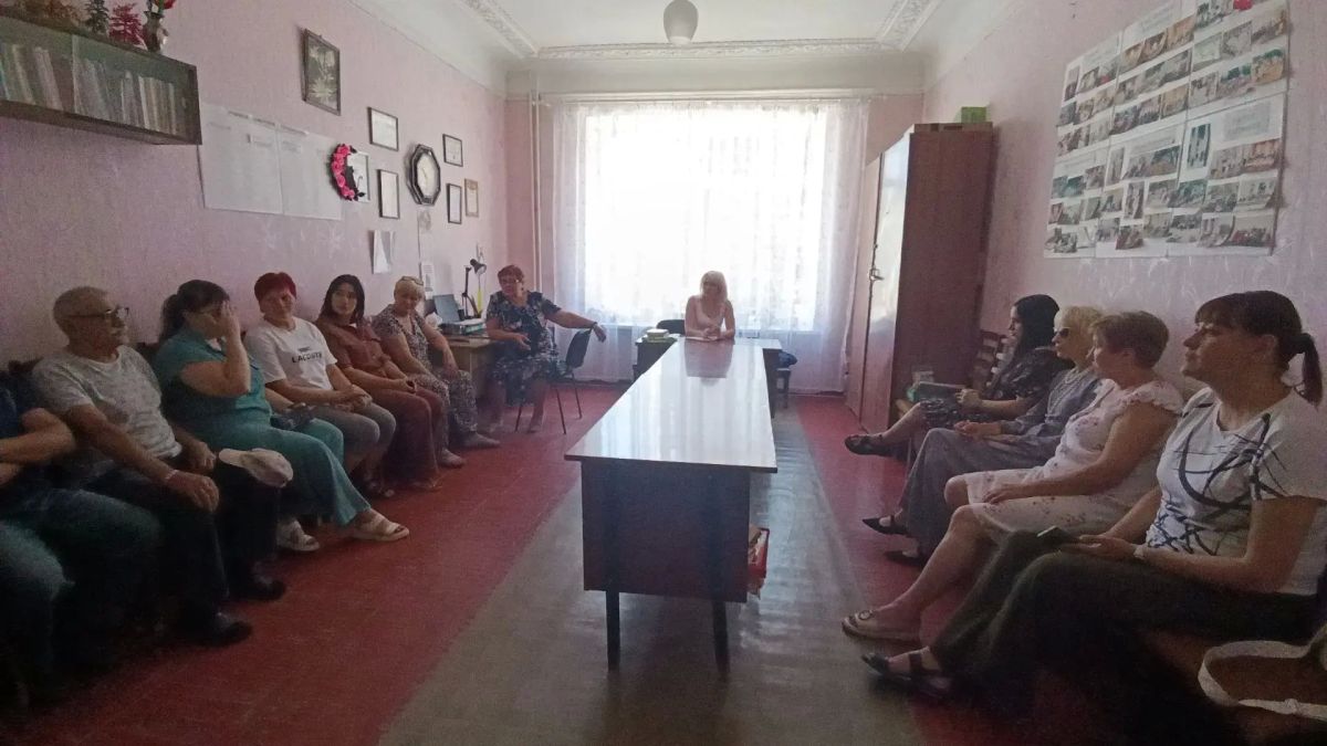 Депутат Амвросиевского муниципального совета Людмила Деревянко встретилась с коллективом Амвросиевского Дома культуры им. С. М. Кирова