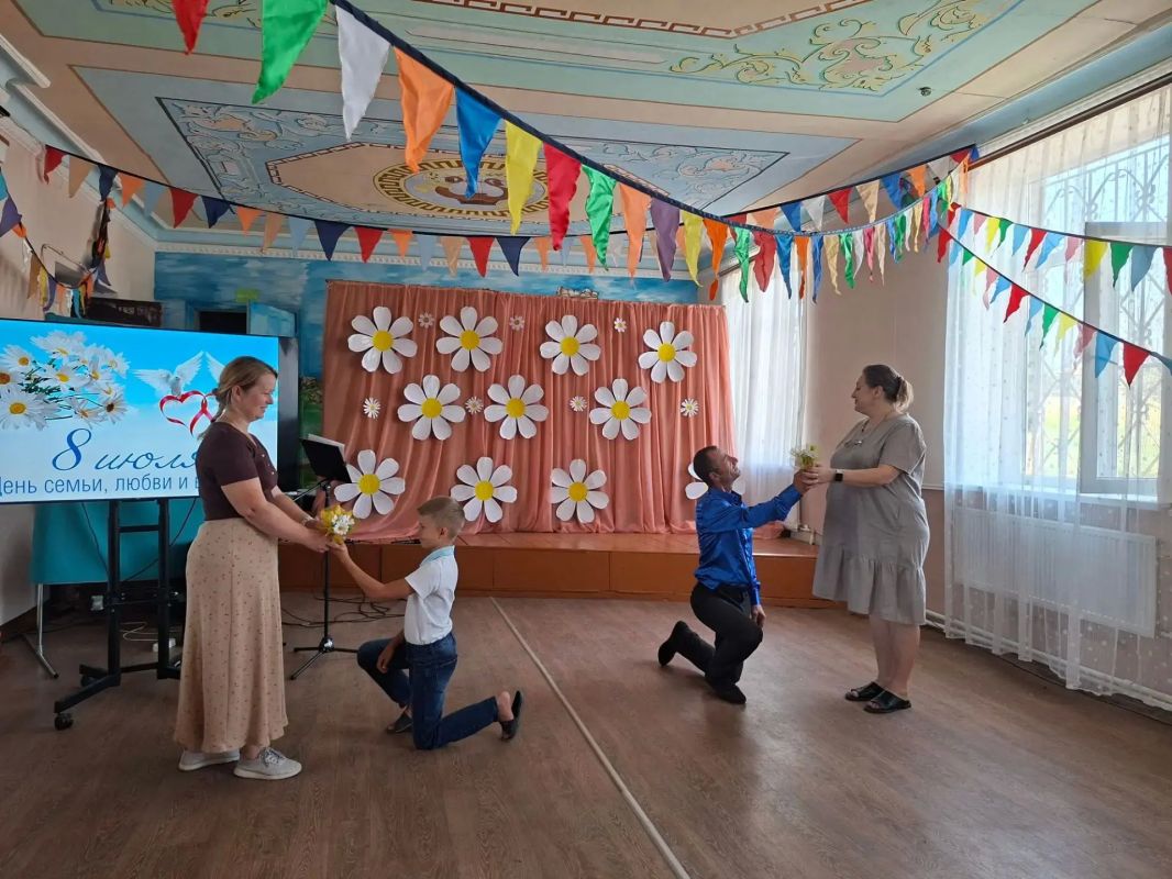 «Счастье моё — семья!». В Стыльском центре греческой культуры царила невероятно теплая атмосфера! Здесь прошла большая развлекательная программа, посвященная Дню семьи, любви и верности «Счастье моё — семья!». В Стыльском центре греческой культуры царила невероятно теплая атмосфера! Здесь прошла большая развлекательная программа, посвященная Дню семьи, любви и верности