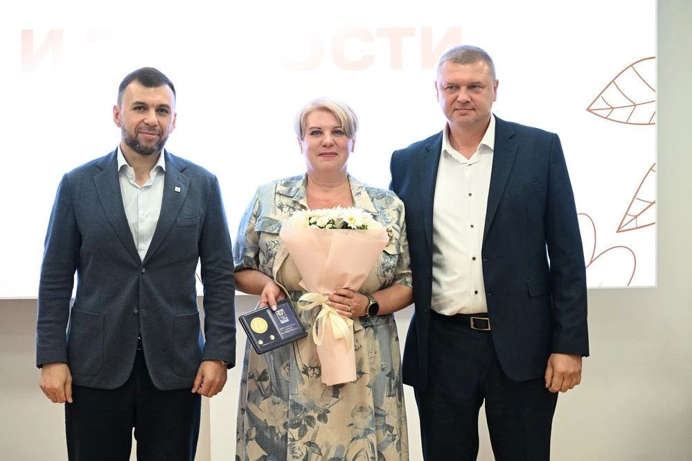 Денис Пушилин вручил медали «За любовь и верность» семейными парами, которые в этом году празднуют свои юбилеи – 30 и 40 лет совместной жизни Денис Пушилин вручил медали «За любовь и верность» семейными парами, которые в этом году празднуют свои юбилеи – 30 и 40 лет совместной жизни