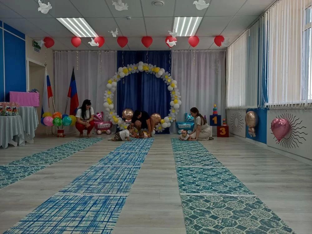 В День семьи, любви и верности в ГБДОУ "Володарский детский сад №1 "Солнышко" Володарского м.о." состоялось мероприятие «Ползунки наперегонки», объединившее самых юных жителей округа и их родителей В День семьи, любви и верности в ГБДОУ "Володарский детский сад №1 "Солнышко" Володарского м.о." состоялось мероприятие «Ползунки наперегонки», объединившее самых юных жителей округа и их родителей
