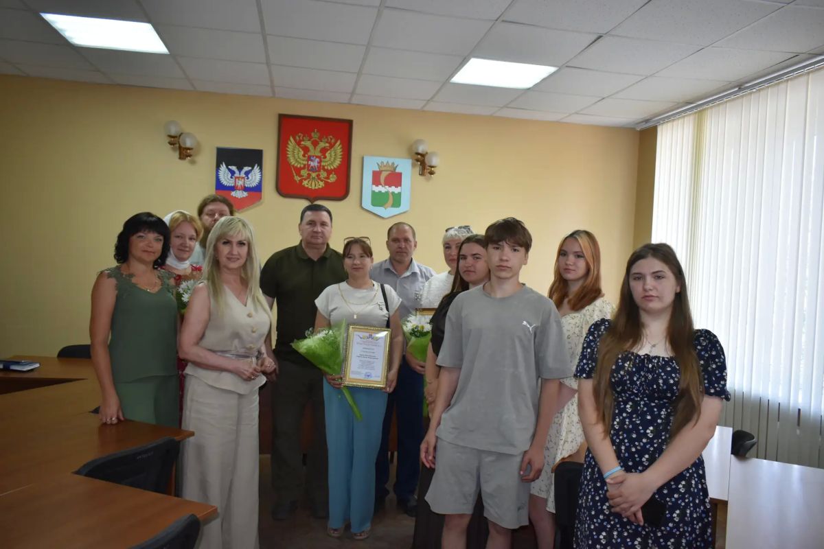 Глава Амвросиевского муниципального округа поздравил семьи с Днём семьи, любви и верности