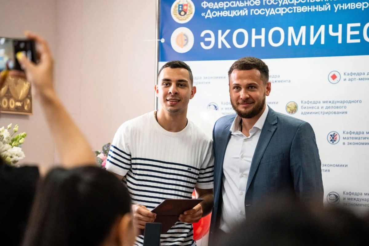 Кирилл Макаров поздравил выпускников экономического факультета ДонГУ Кирилл Макаров поздравил выпускников экономического факультета ДонГУ