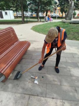 Коммунальщики Снежного продолжают благоустраивать территории общего пользования
