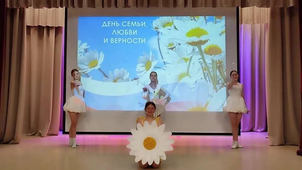 В честь праздника Дня семьи, любви и верности и в рамках проекта «Единая страна» в клубе села Бирюки состоялась литературно-музыкальная гостиная «Мелодия любви и верности» В честь праздника Дня семьи, любви и верности и в рамках проекта «Единая страна» в клубе села Бирюки состоялась литературно-музыкальная гостиная «Мелодия любви и верности»