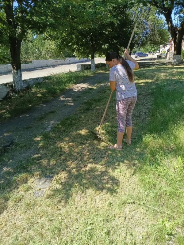 Сегодня, по доброй традиции, жители населенных пунктов, в том числе трудовые коллективы учреждений и организаций приняли участие в еженедельной экологической акции "Чистый четверг" Сегодня, по доброй традиции, жители населенных пунктов, в том числе трудовые коллективы учреждений и организаций приняли участие в еженедельной экологической акции "Чистый четверг"