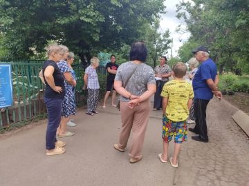 9 июля в районе дома 23 по улице Школьной прошла встреча жителей поселка Новолуганское с заведующей территориальным сектором Анной Коваленко