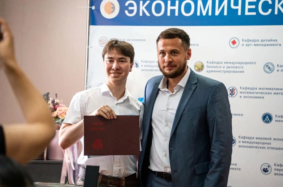 Оставайтесь дома! Макаров поздравил выпускников экономического факультета ДонГУ