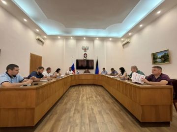 Сегодня председатель Тельмановского муниципального совета Дмитрий Липчанский принял участие в заседании штаба по подготовке объектов ЖКХ, социальной сферы и жилищного фонда к предстоящему отопительному периоду
