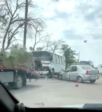 Рэно влетела под ПАЗик сегодня в Торезе