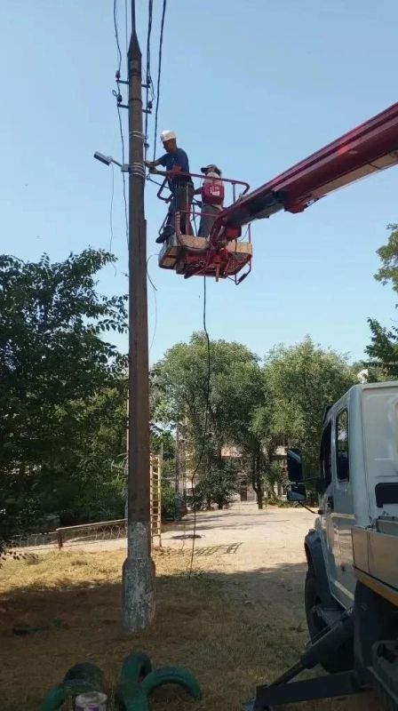 Энергетики продолжают плановое обновление электросетей Энергетики продолжают плановое обновление электросетей