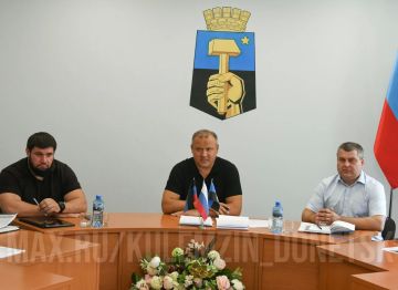 Алексей Кулемзин: Совместно с министром строительства, архитектуры и ЖКХ ДНР Владимиром Дубовкой провёл аппаратное совещание с руководителями внутригородских районов, структурных подразделений администрации городского округа...