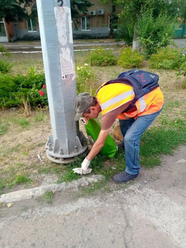 Коммунальщики Снежного продолжают благоустраивать территории общего пользования Коммунальщики Снежного продолжают благоустраивать территории общего пользования