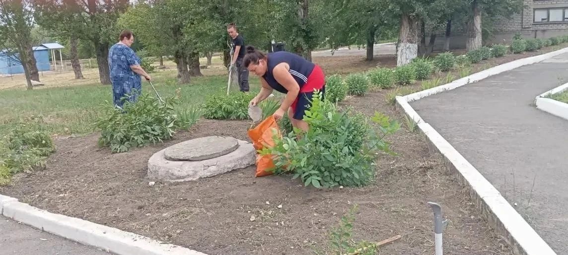 Сегодня, по доброй традиции, жители населенных пунктов, в том числе трудовые коллективы учреждений и организаций приняли участие в еженедельной экологической акции "Чистый четверг" Сегодня, по доброй традиции, жители населенных пунктов, в том числе трудовые коллективы учреждений и организаций приняли участие в еженедельной экологической акции "Чистый четверг"