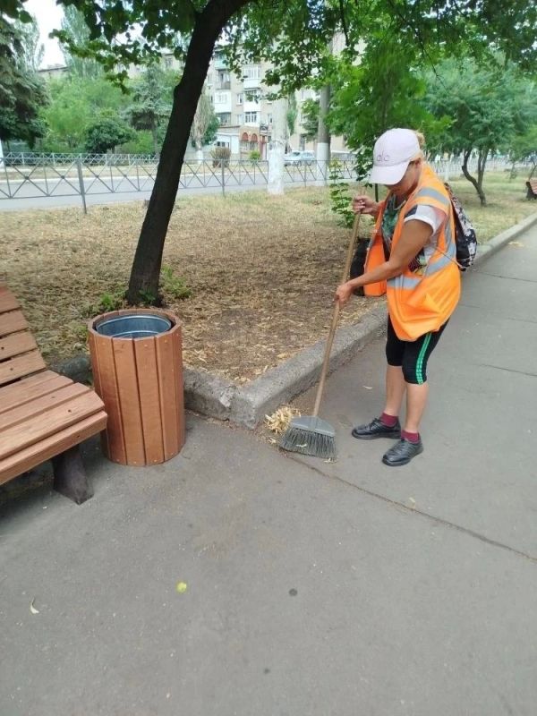 Коммунальщики Снежного продолжают благоустраивать территории общего пользования Коммунальщики Снежного продолжают благоустраивать территории общего пользования